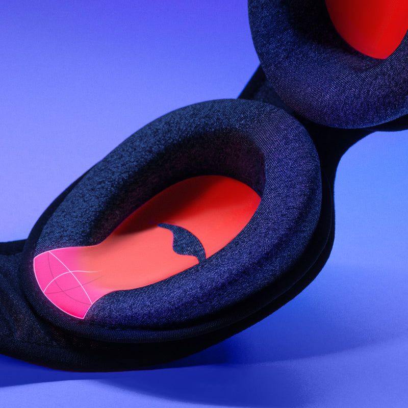 Close-up on the interior of an eye cup, with a pink highlighted overlay showing the tapered edge designed for side sleepers.