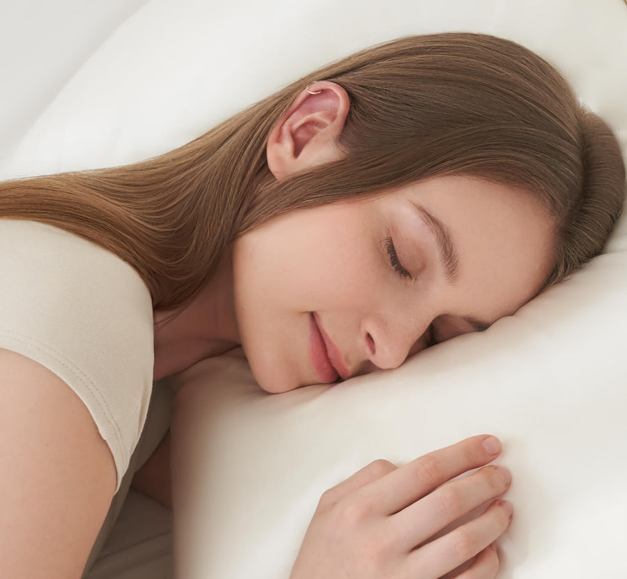 Eine Frau, die auf einem Kissen schläft