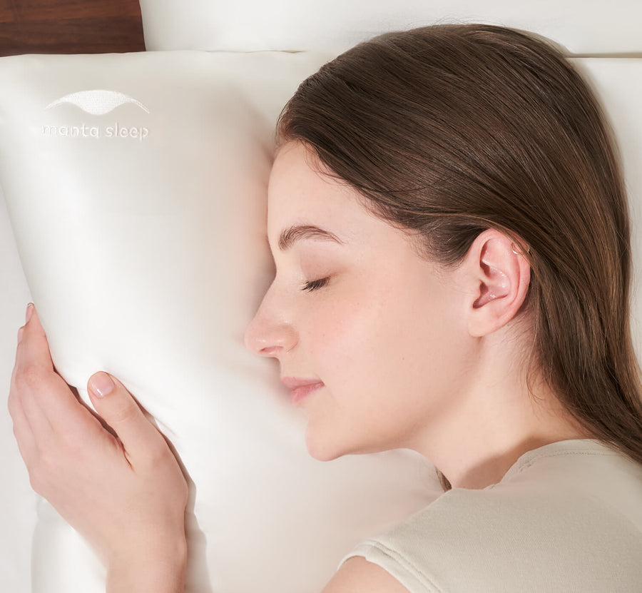 Eine Frau, die auf einem Kissen schläft